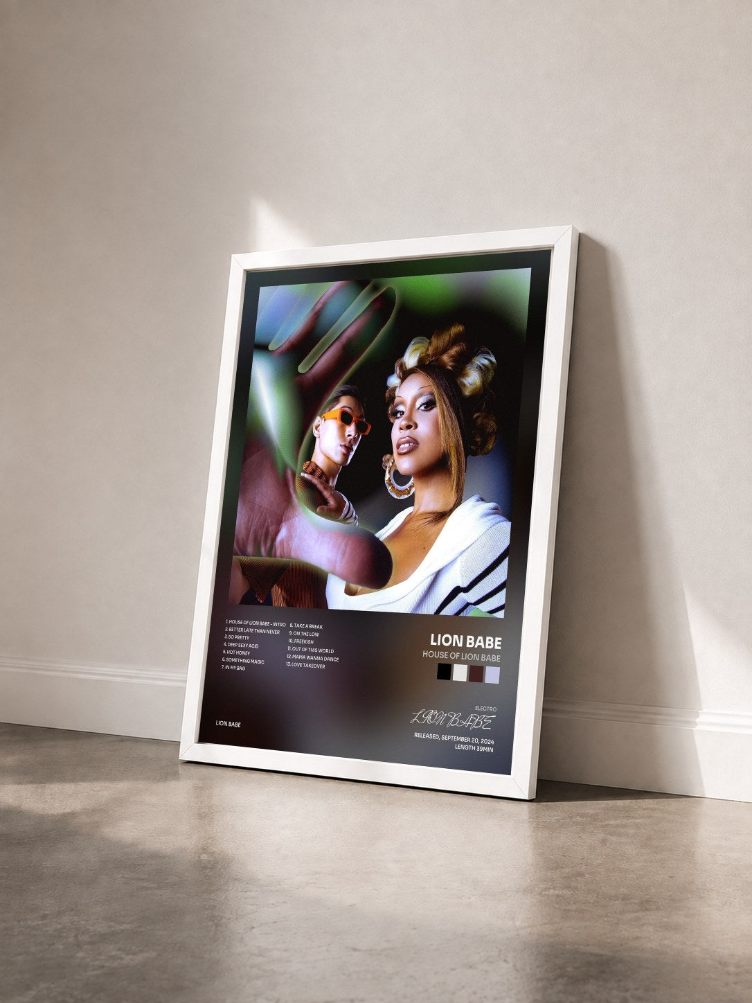 #blanc Tableau de l'album House of LION BABE de LION BABE vu de trois quarts, cadre blanc