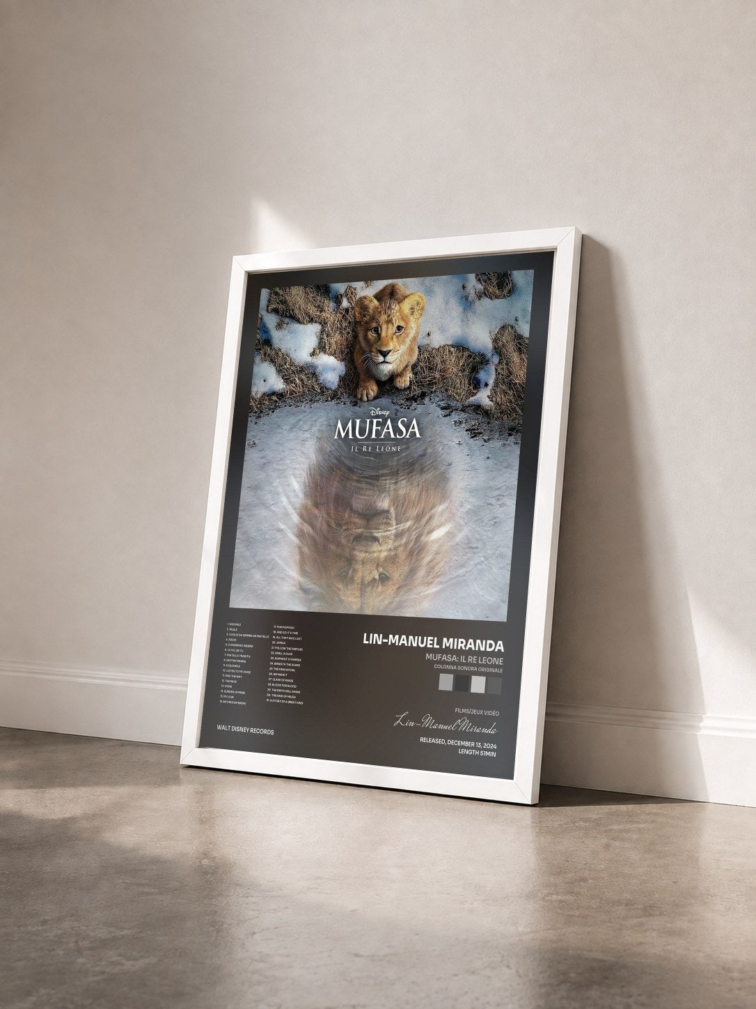 #blanc Tableau de l'album Mufasa: Il Re Leone (Colonna Sonora Originale) de Lin-Manuel Miranda vu de trois quarts, cadre blanc
