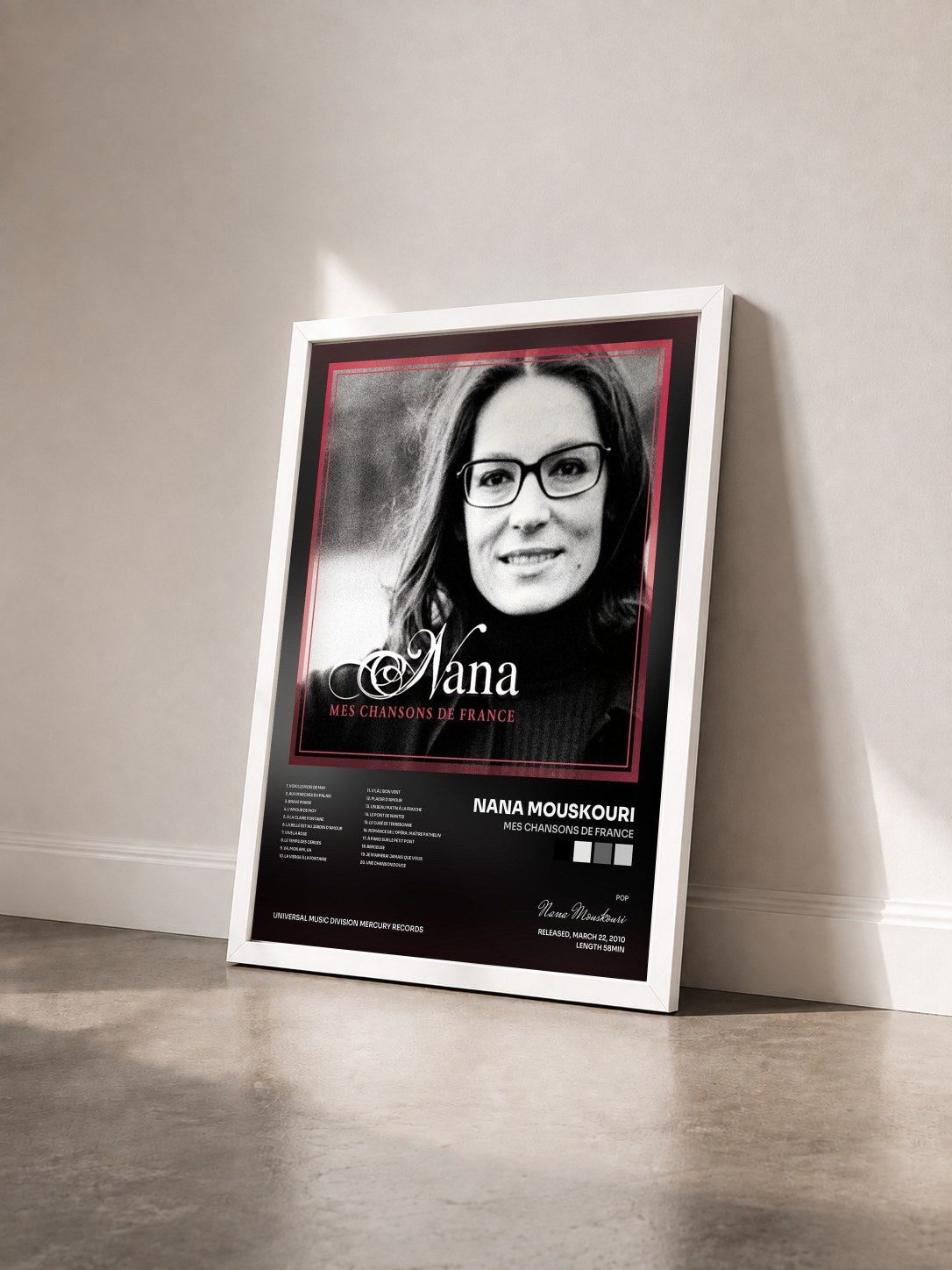 #blanc Tableau de l'album Mes Chansons De France de Nana Mouskouri vu de trois quarts, cadre blanc