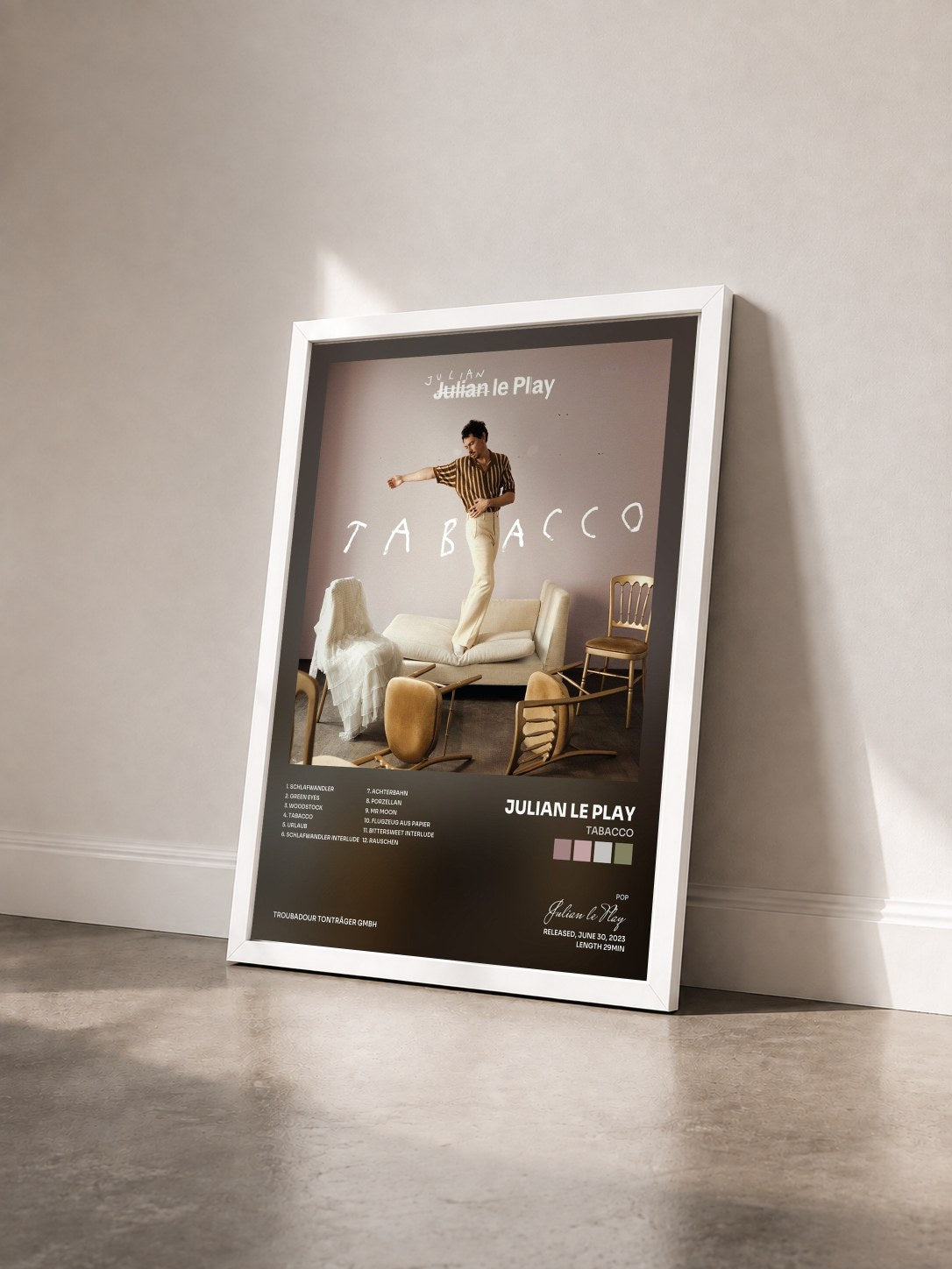#blanc Tableau de l'album TABACCO de Julian le Play vu de trois quarts, cadre blanc