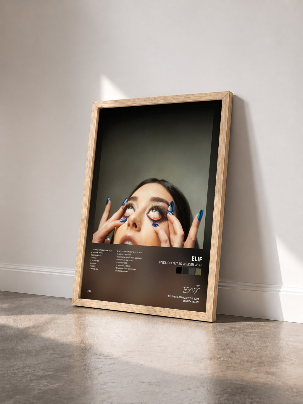 #bois Tableau de l'album ENDLICH TUT ES WIEDER WEH de ELIF vu de trois quarts, cadre en bois brut