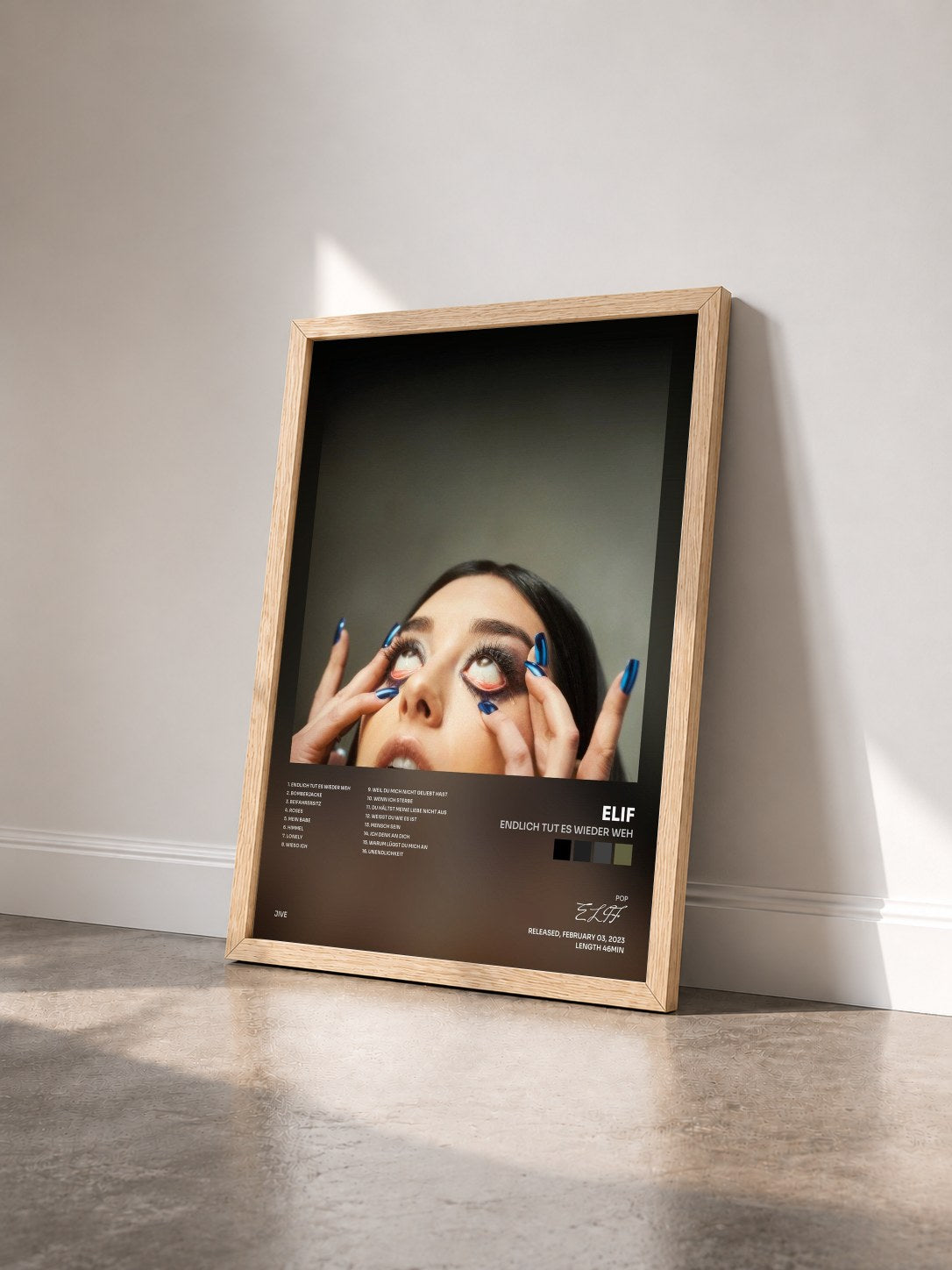 #bois Tableau de l'album ENDLICH TUT ES WIEDER WEH de ELIF vu de trois quarts, cadre en bois brut