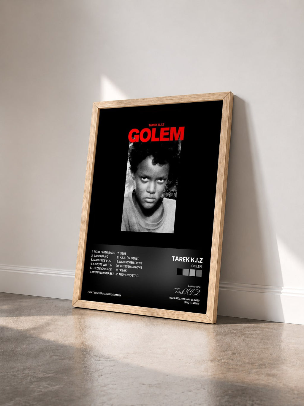 #bois Tableau de l'album Golem de Tarek K.I.Z vu de trois quarts, cadre en bois brut