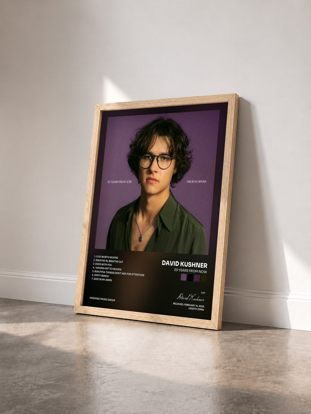 #bois Tableau de l'album 20 Years From Now de David Kushner vu de trois quarts, cadre en bois brut