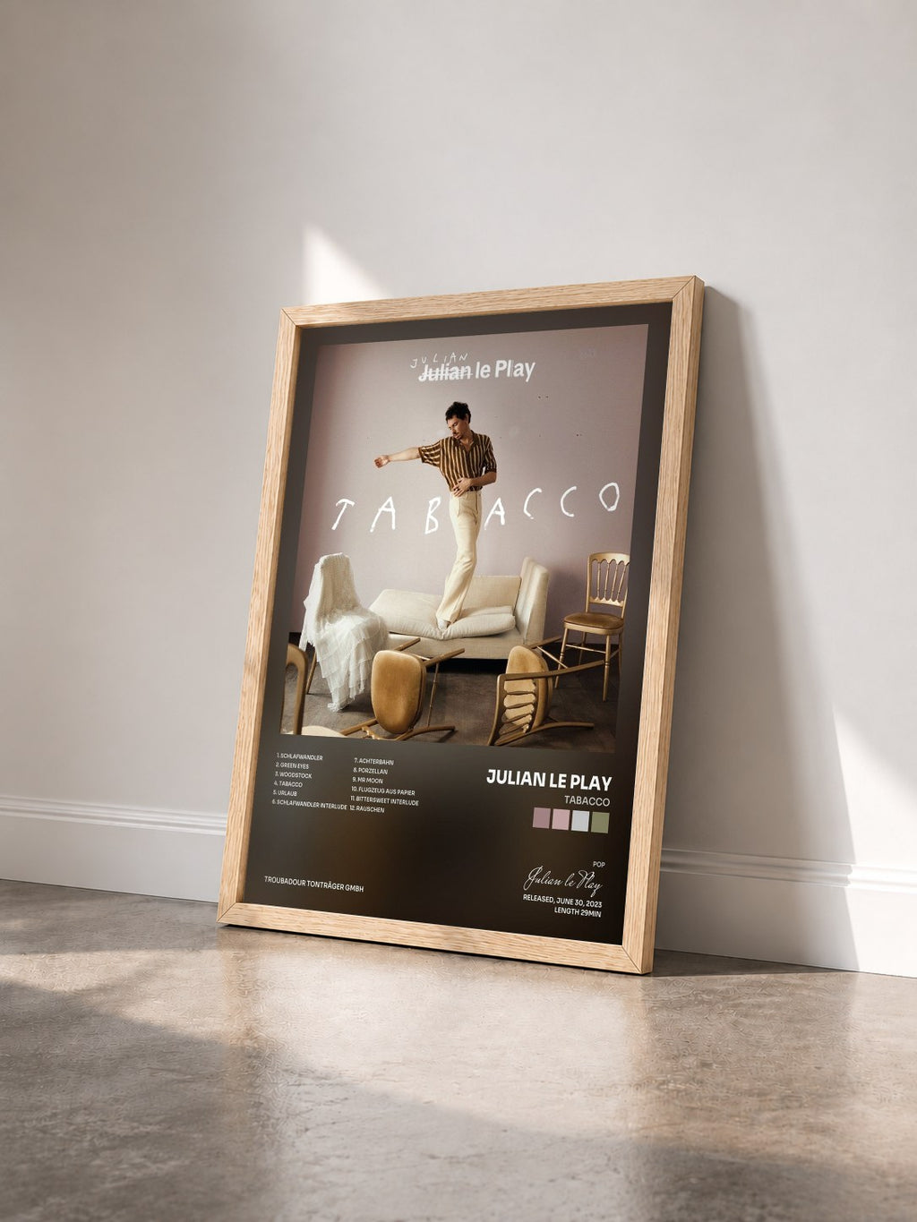 #bois Tableau de l'album TABACCO de Julian le Play vu de trois quarts, cadre en bois brut