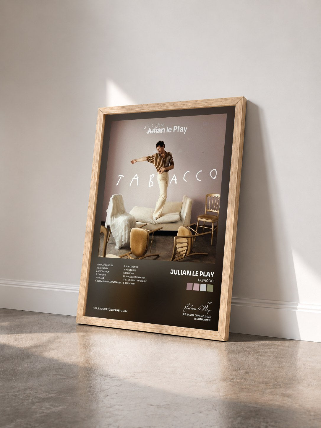 #bois Tableau de l'album TABACCO de Julian le Play vu de trois quarts, cadre en bois brut