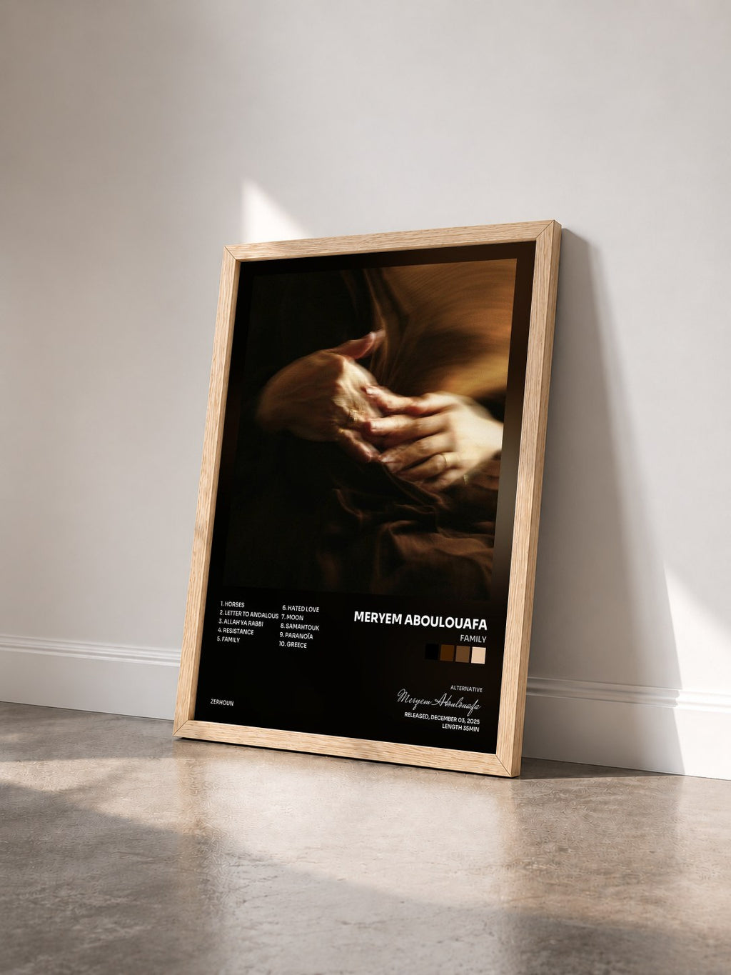 #bois Tableau de l'album Family de Meryem Aboulouafa vu de trois quarts, cadre en bois brut