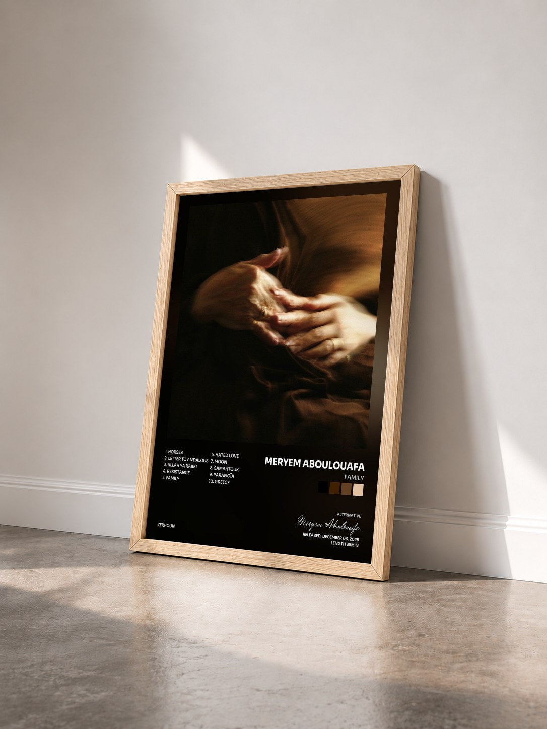 #bois Tableau de l'album Family de Meryem Aboulouafa vu de trois quarts, cadre en bois brut