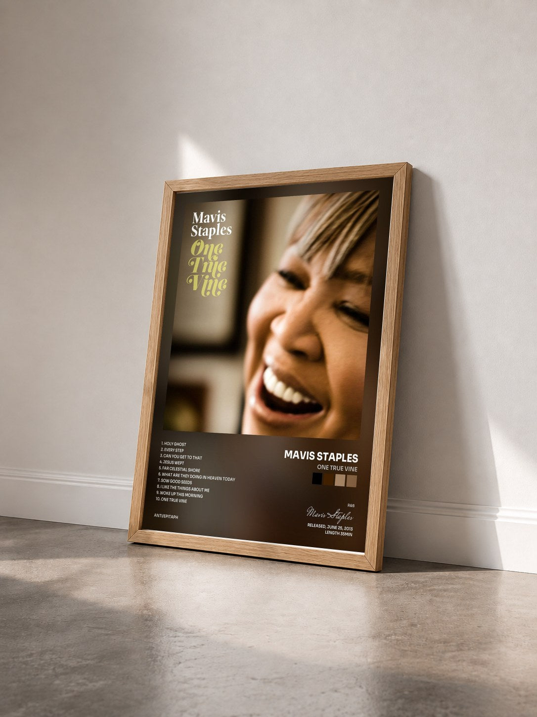 #bois Tableau de l'album One True Vine de Mavis Staples vu de trois quarts, cadre en bois brut