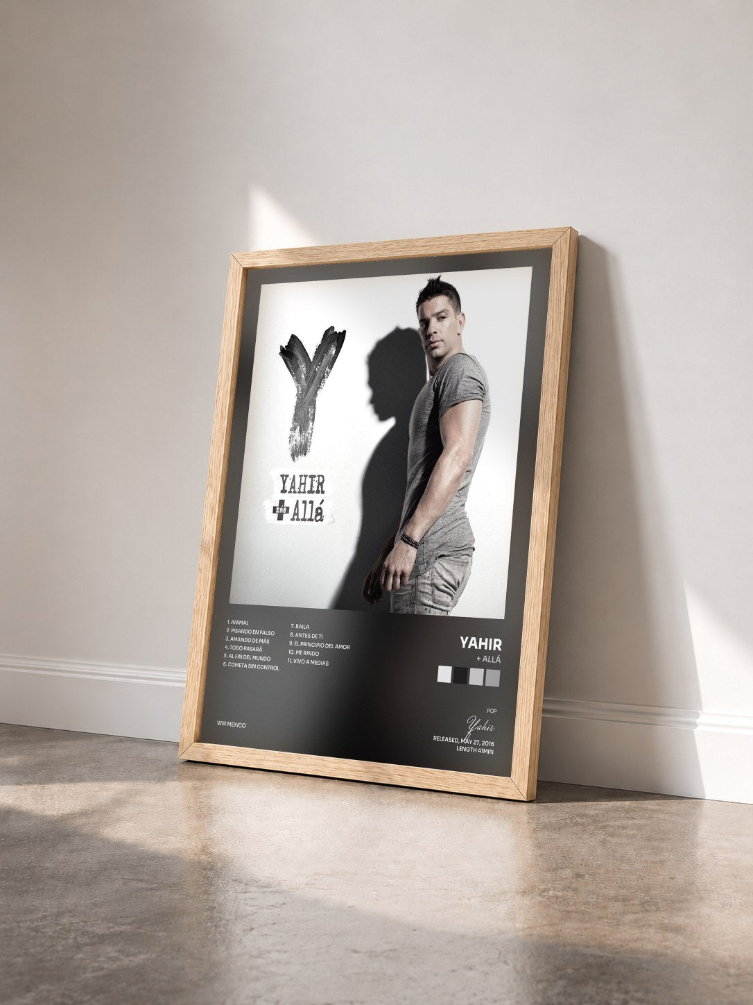 #bois Tableau de l'album + Allá de Yahir vu de trois quarts, cadre en bois brut