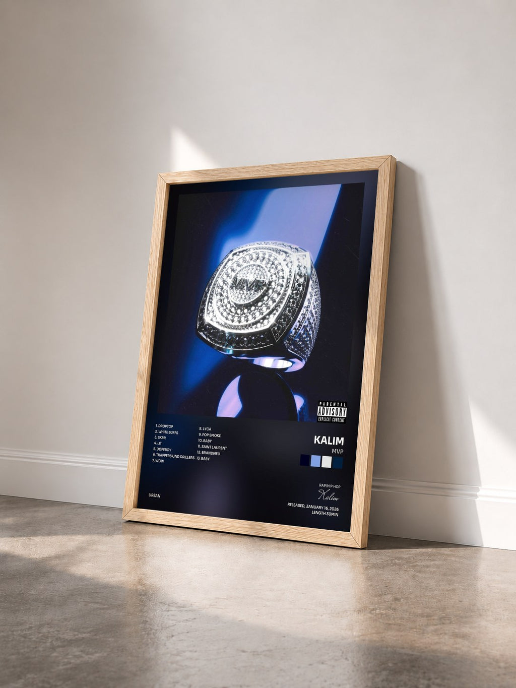 #bois Tableau de l'album MVP de Kalim vu de trois quarts, cadre en bois brut