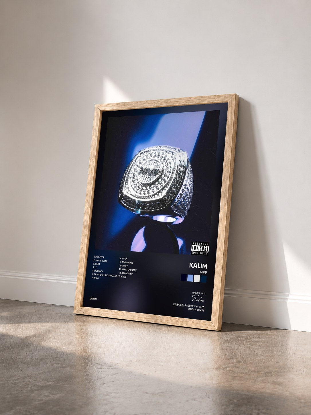 #bois Tableau de l'album MVP de Kalim vu de trois quarts, cadre en bois brut