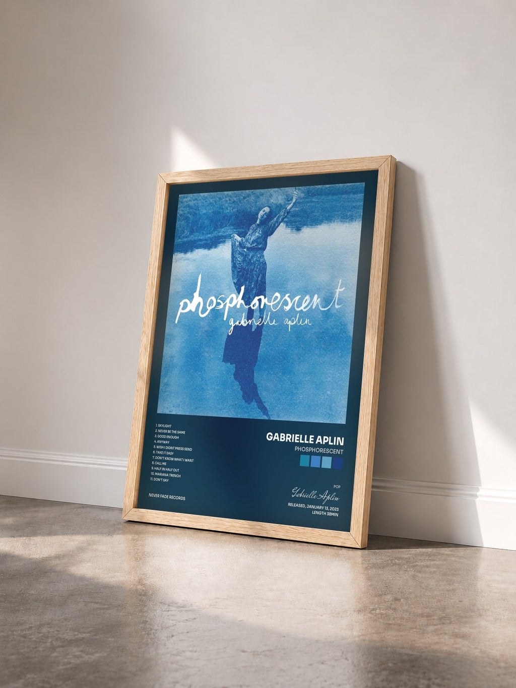 #bois Tableau de l'album Phosphorescent de Gabrielle Aplin vu de trois quarts, cadre en bois brut