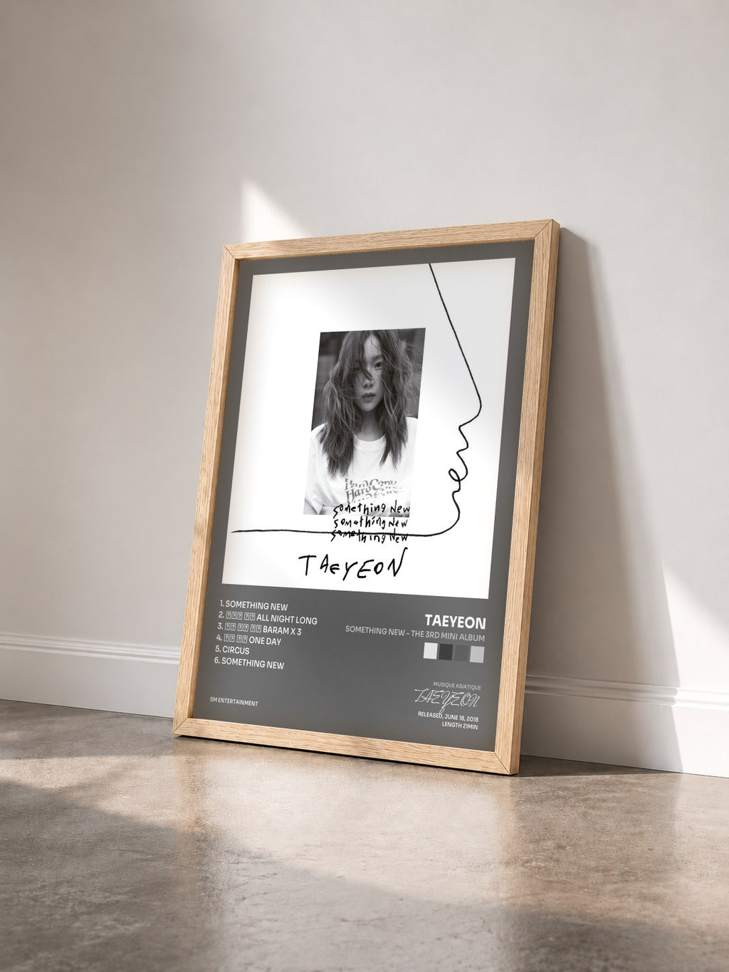 #bois Tableau de l'album Something New - The 3rd Mini Album de TAEYEON vu de trois quarts, cadre en bois brut