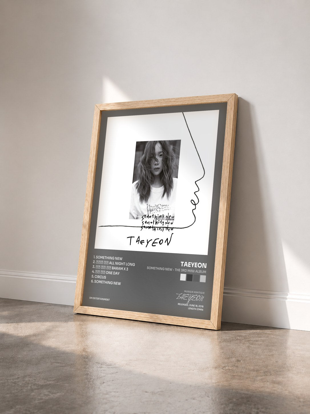 #bois Tableau de l'album Something New - The 3rd Mini Album de TAEYEON vu de trois quarts, cadre en bois brut