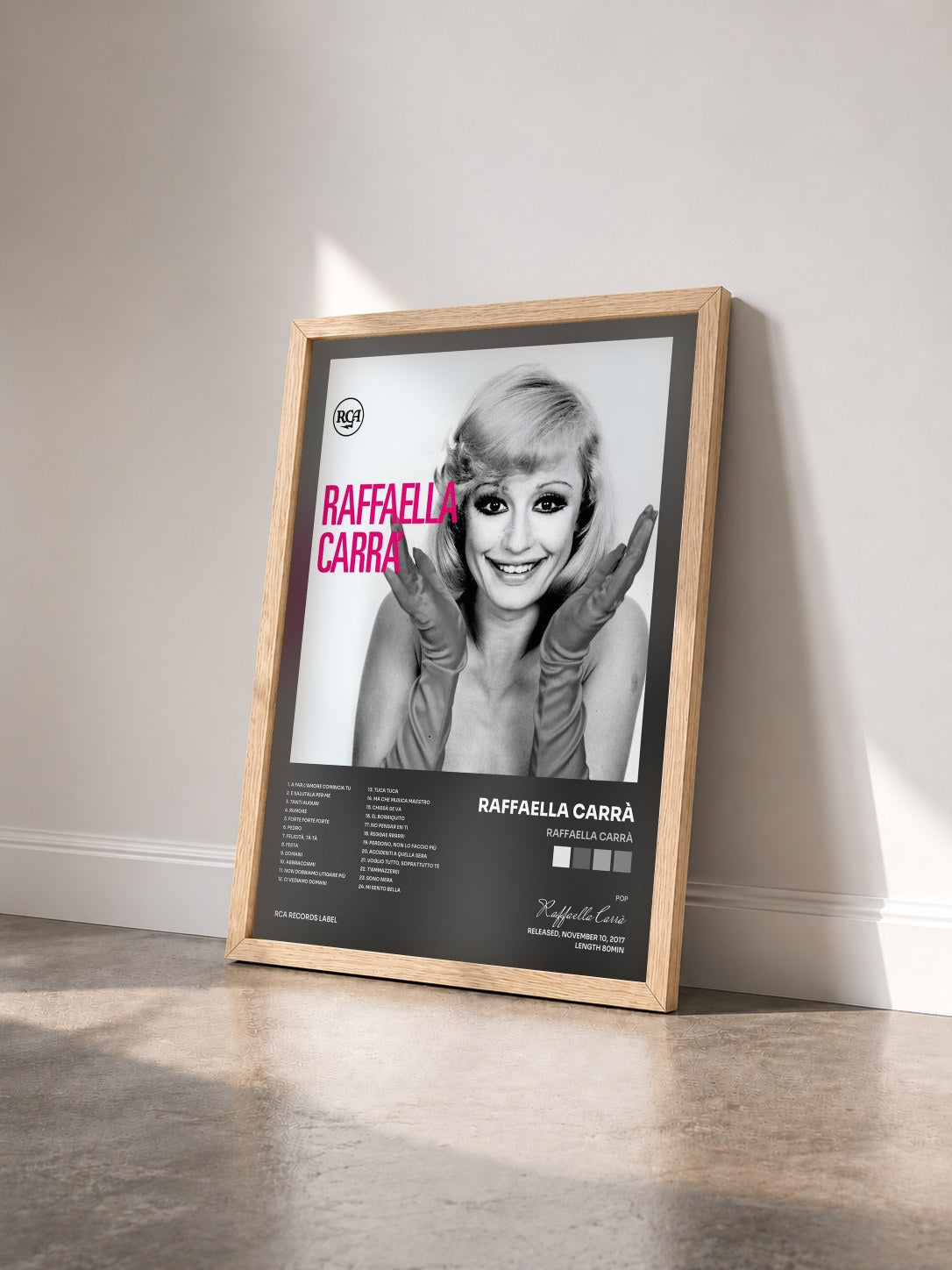 #bois Tableau de l'album Raffaella Carrà de Raffaella Carrà vu de trois quarts, cadre en bois brut