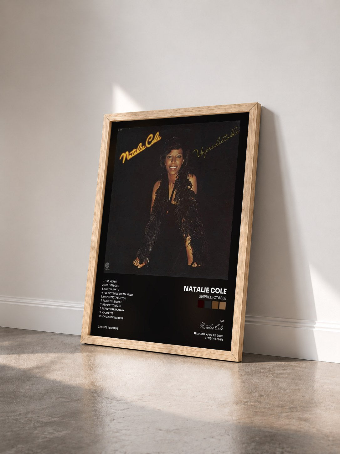 #bois Tableau de l'album Unpredictable de Natalie Cole vu de trois quarts, cadre en bois brut