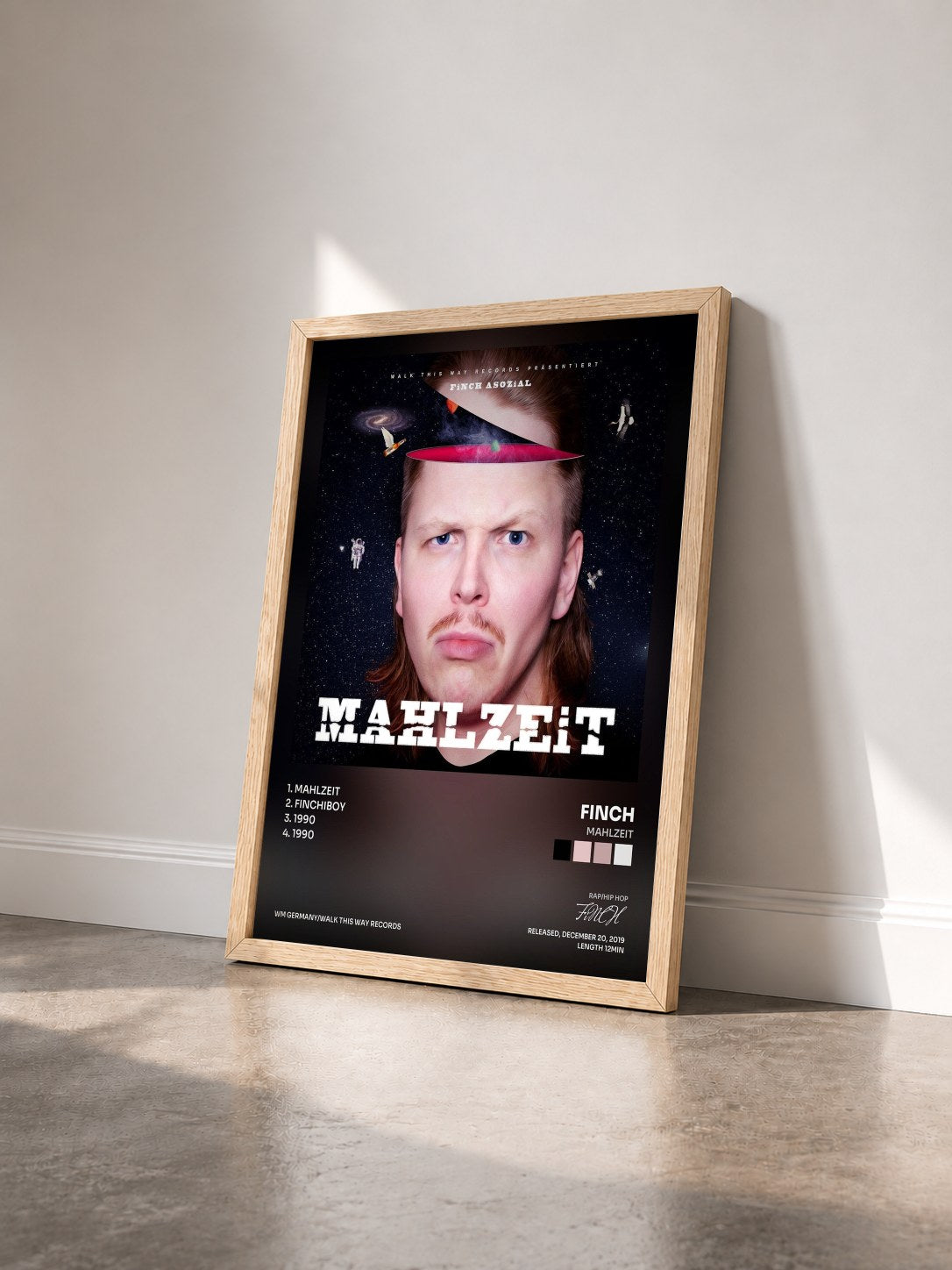 #bois Tableau de l'album Mahlzeit de FiNCH vu de trois quarts, cadre en bois brut