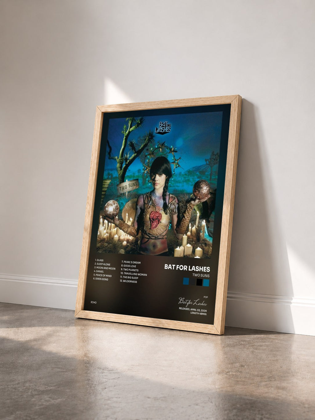 #bois Tableau de l'album Two Suns de Bat for Lashes vu de trois quarts, cadre en bois brut