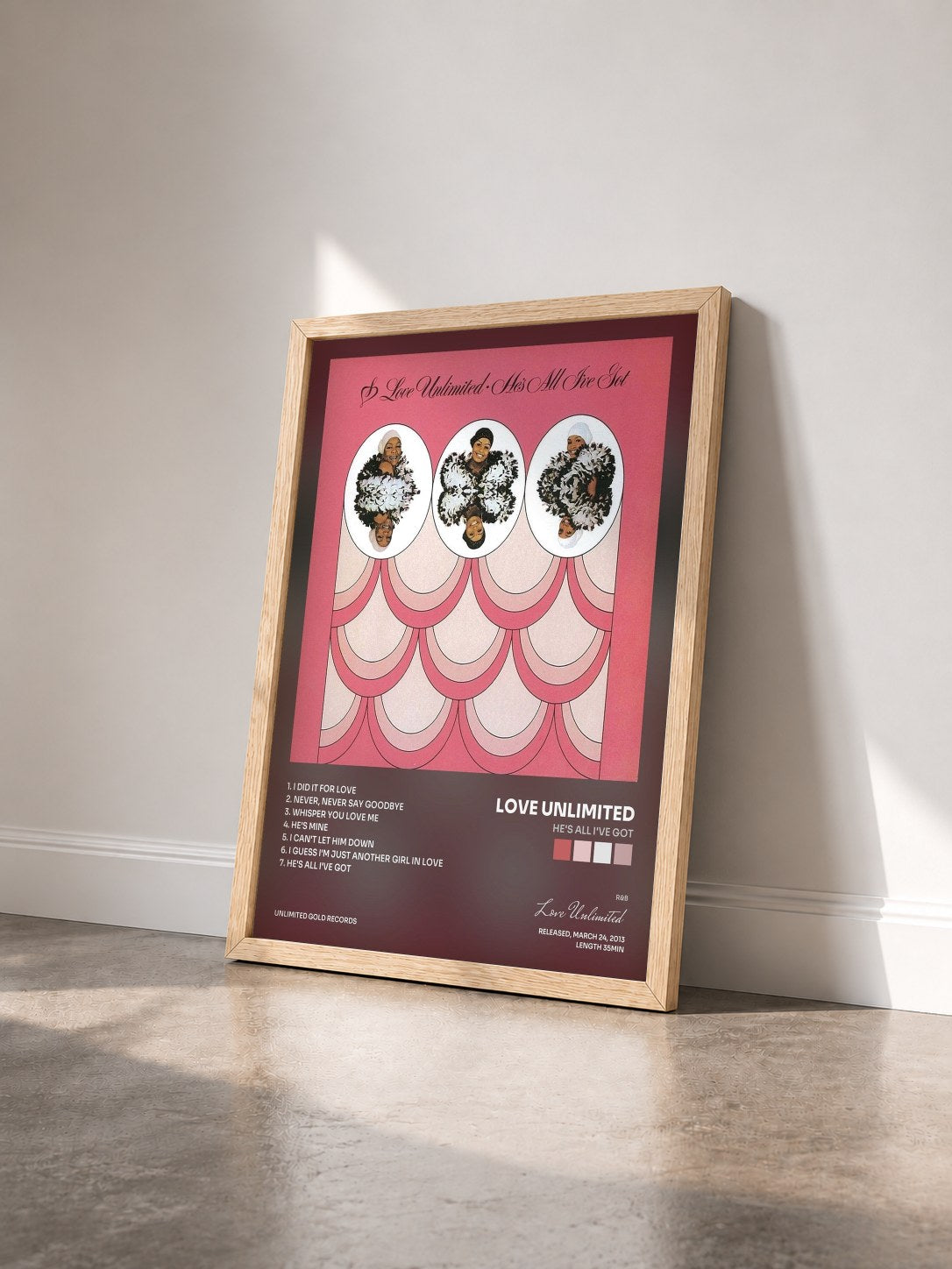 #bois Tableau de l'album He's All I've Got de Love Unlimited vu de trois quarts, cadre en bois brut