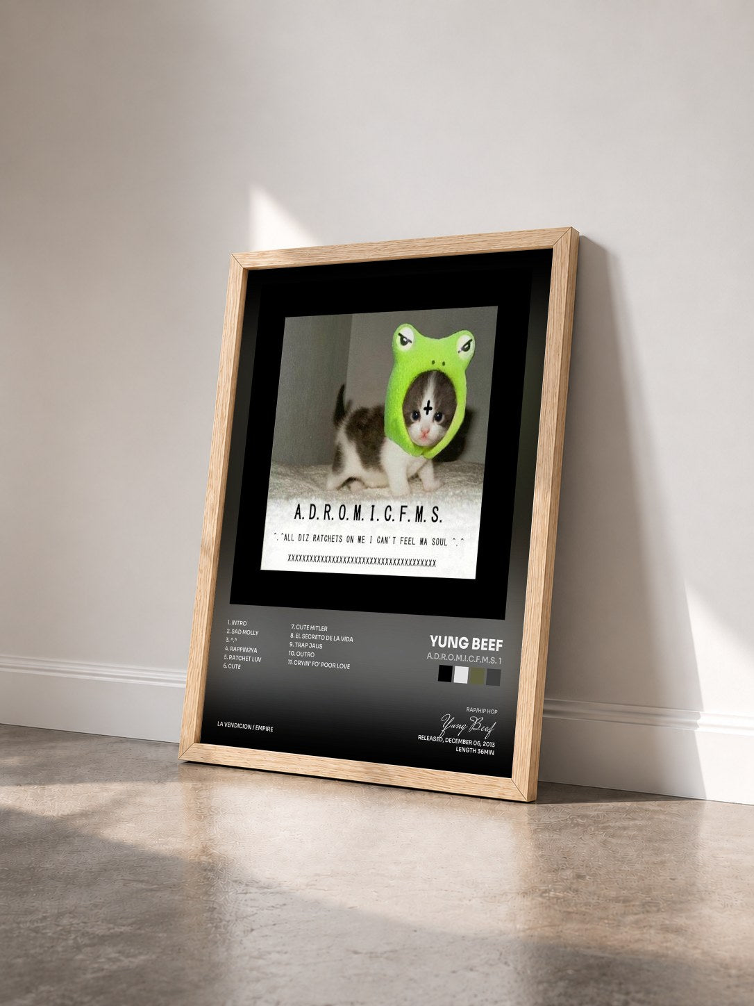 #bois Tableau de l'album A.D.R.O.M.I.C.F.M.S. 1 de Yung Beef vu de trois quarts, cadre en bois brut