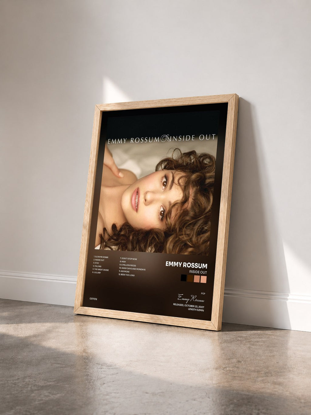 #bois Tableau de l'album Inside Out de Emmy Rossum vu de trois quarts, cadre en bois brut