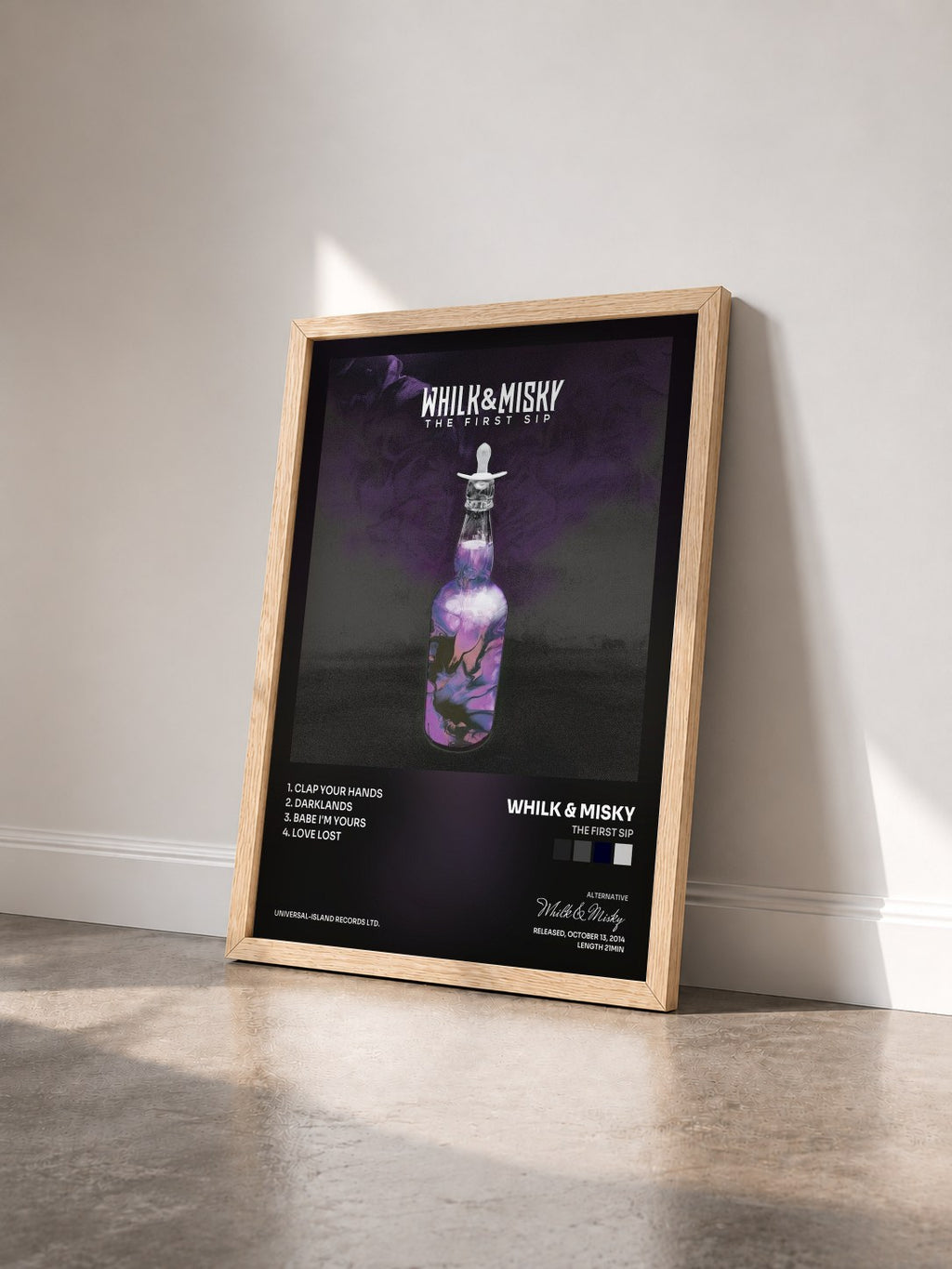 #bois Tableau de l'album The First Sip de Whilk & Misky vu de trois quarts, cadre en bois brut