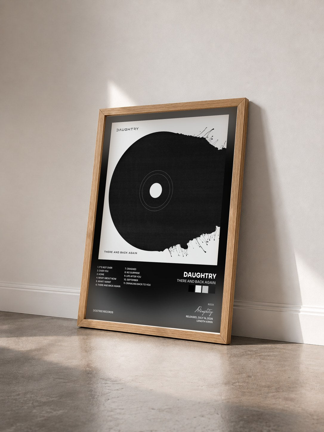 #bois Tableau de l'album There and Back Again de Daughtry vu de trois quarts, cadre en bois brut