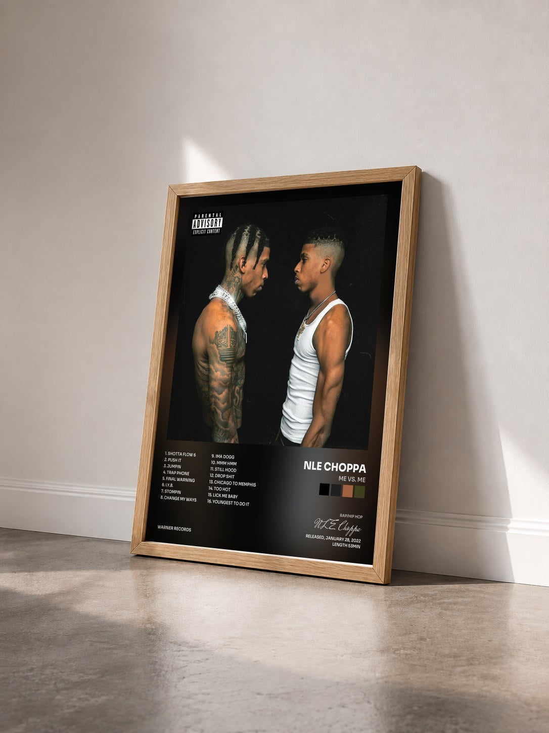 #bois Tableau de l'album Me vs. Me de NLE Choppa vu de trois quarts, cadre en bois brut