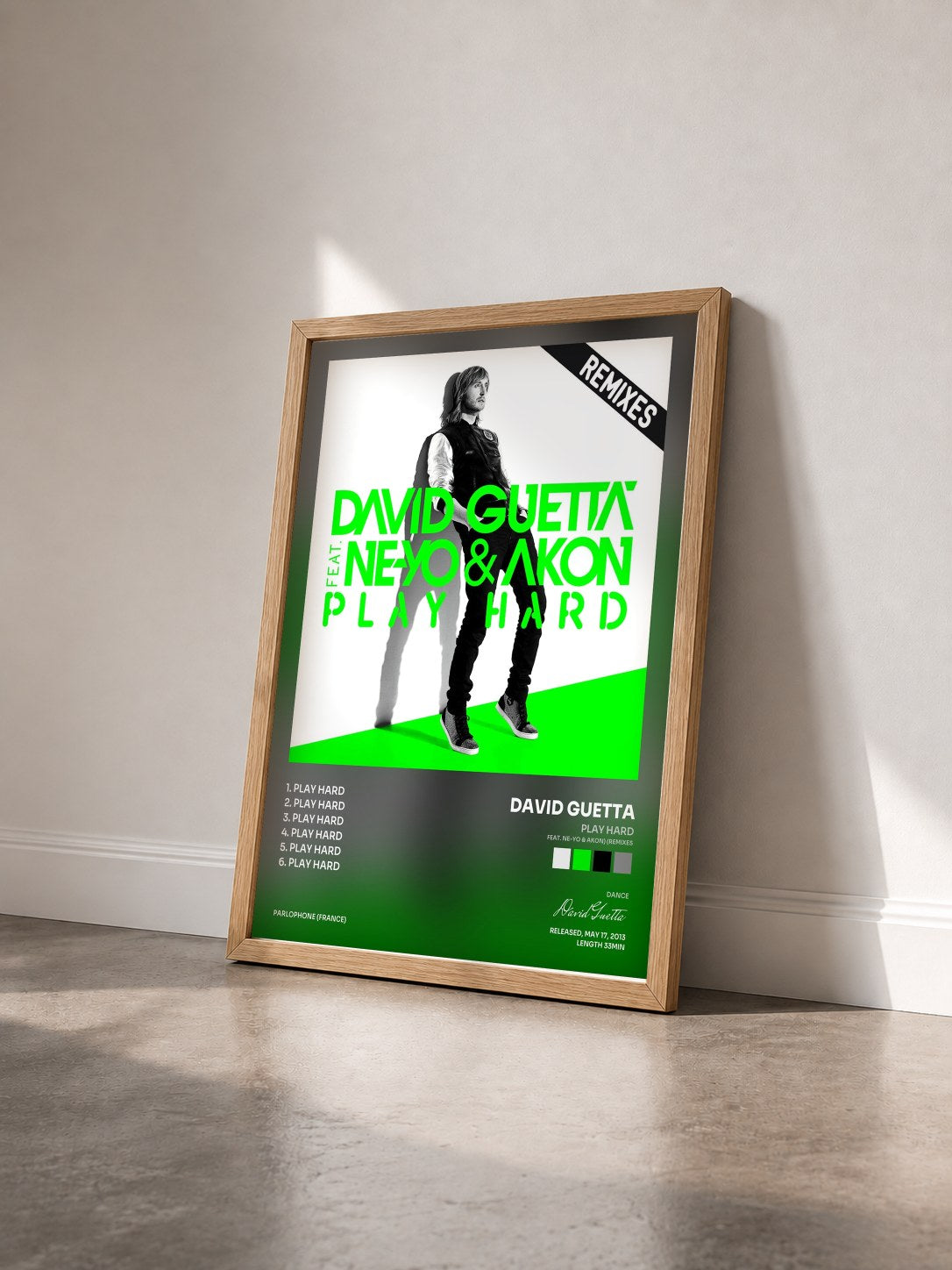 #bois Tableau de l'album Play Hard (feat. Ne-Yo & Akon) (Remixes) de David Guetta vu de trois quarts, cadre en bois brut