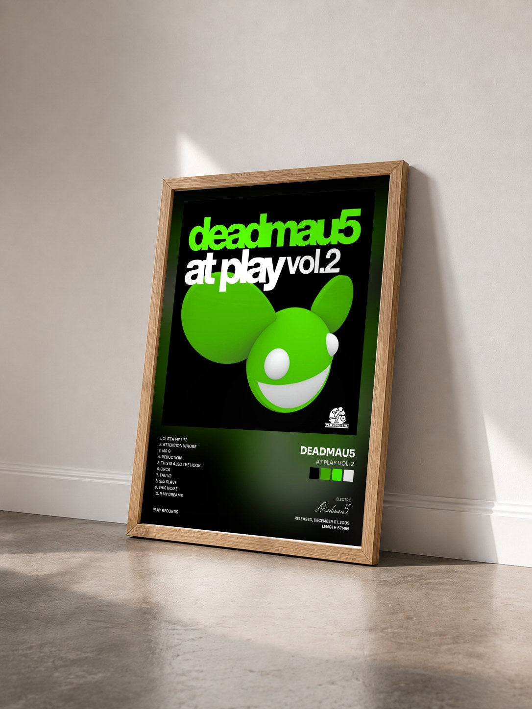 #bois Tableau de l'album At Play Vol. 2 de Deadmau5 vu de trois quarts, cadre en bois brut