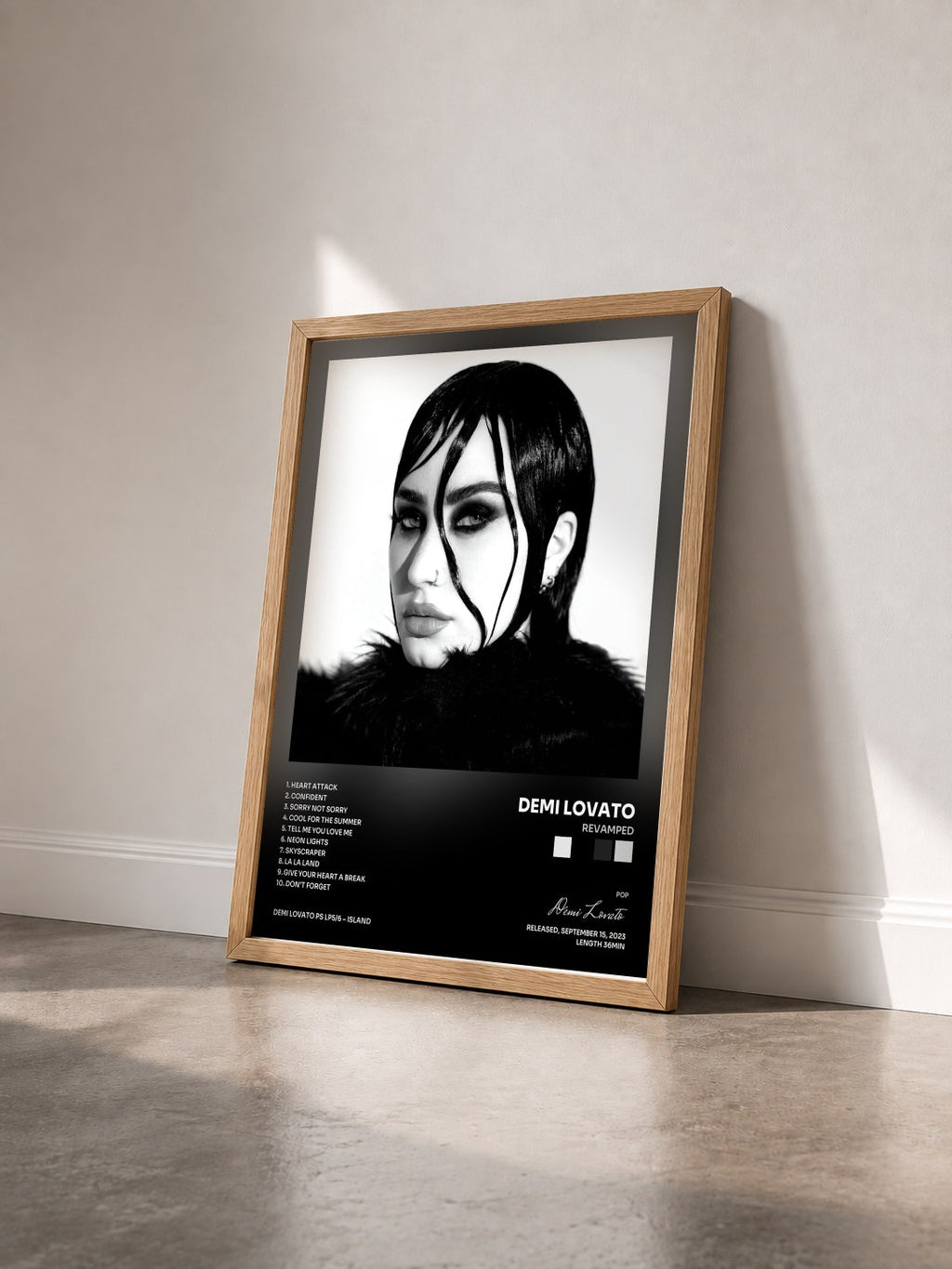 #bois Tableau de l'album REVAMPED de Demi Lovato vu de trois quarts, cadre en bois brut