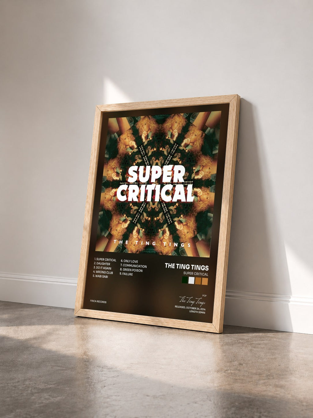 #bois Tableau de l'album Super Critical de The Ting Tings vu de trois quarts, cadre en bois brut
