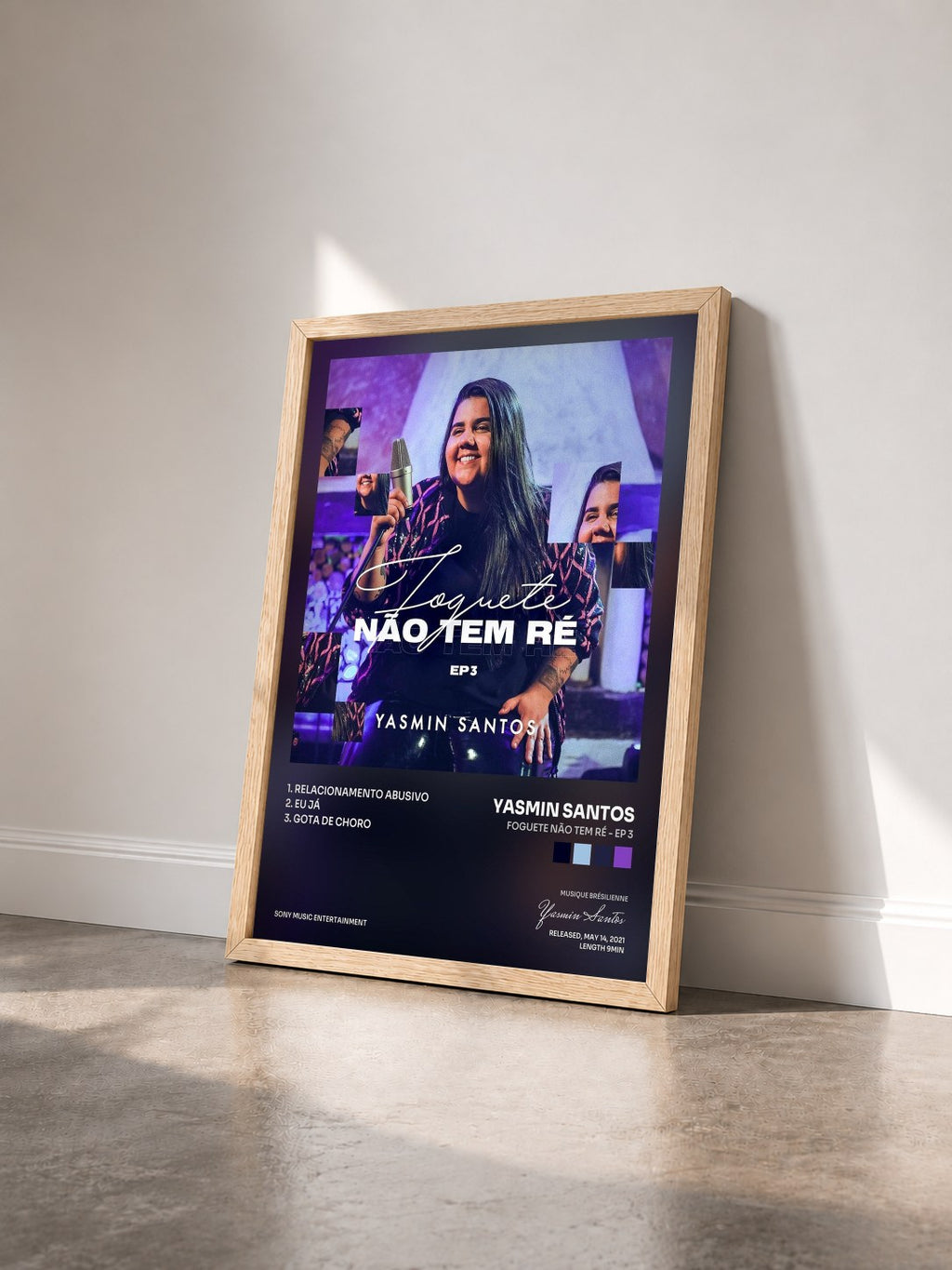 #bois Tableau de l'album Foguete Não Tem Ré - EP 3 de Yasmin Santos vu de trois quarts, cadre en bois brut