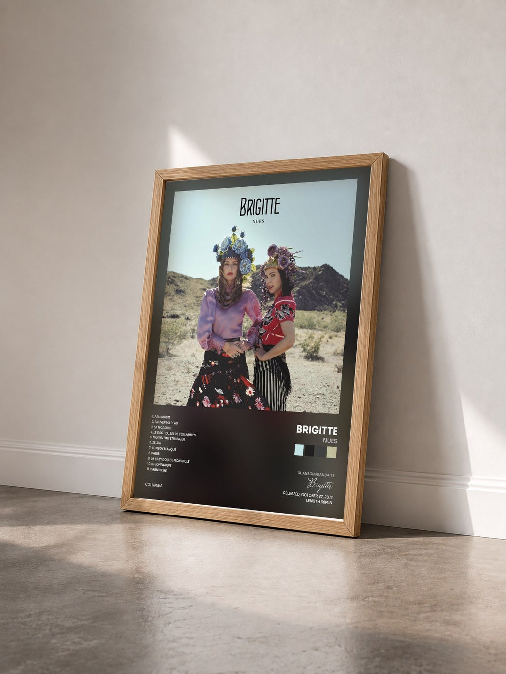 #bois Tableau de l'album Nues de Brigitte vu de trois quarts, cadre en bois brut