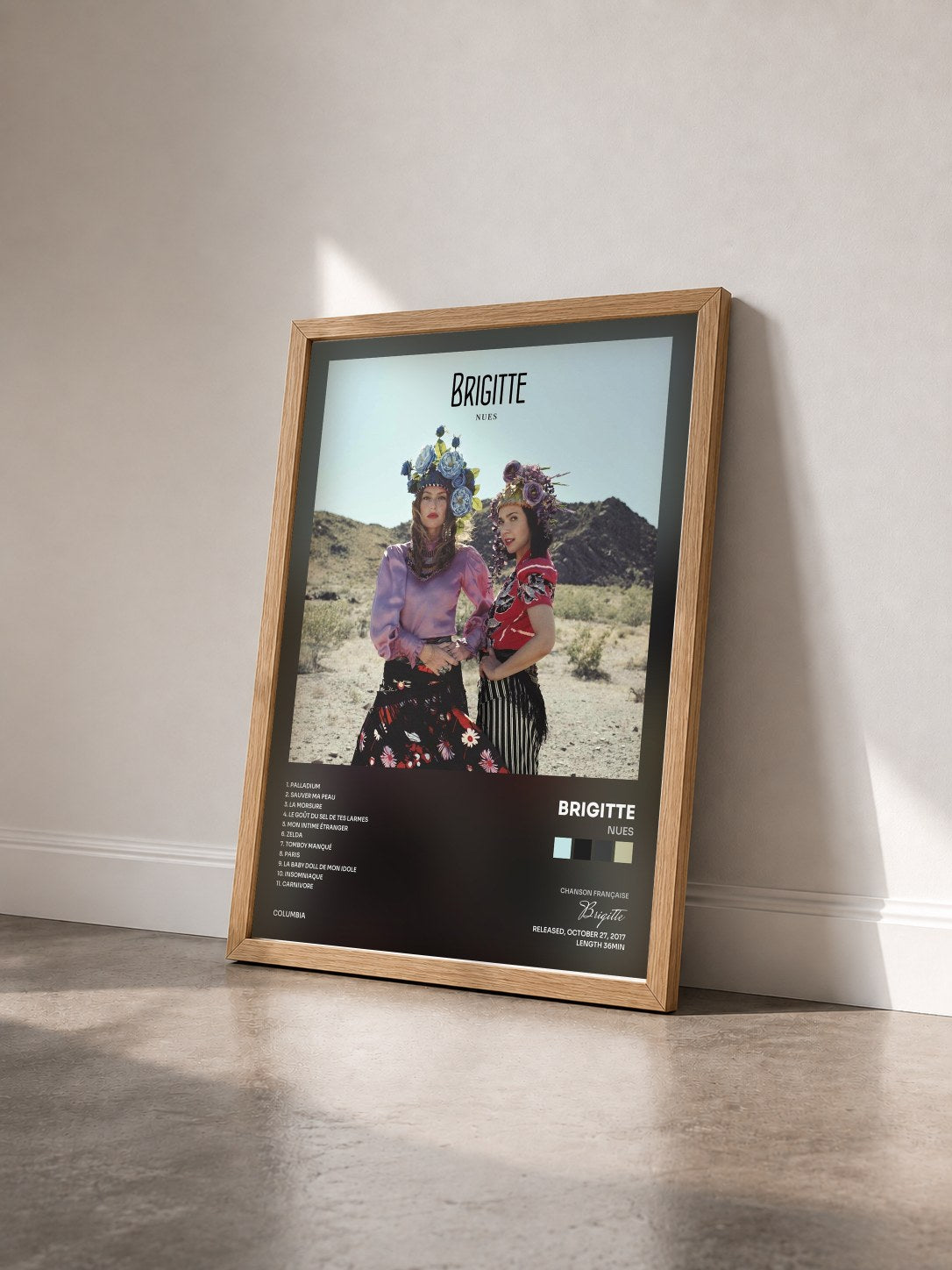 #bois Tableau de l'album Nues de Brigitte vu de trois quarts, cadre en bois brut