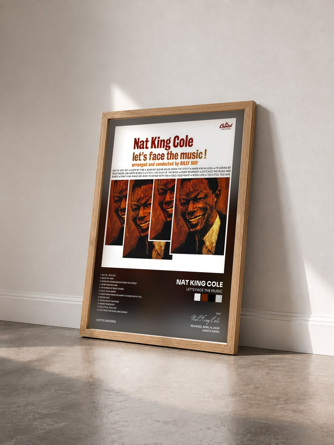 #bois Tableau de l'album Let's Face The Music de Nat King Cole vu de trois quarts, cadre en bois brut
