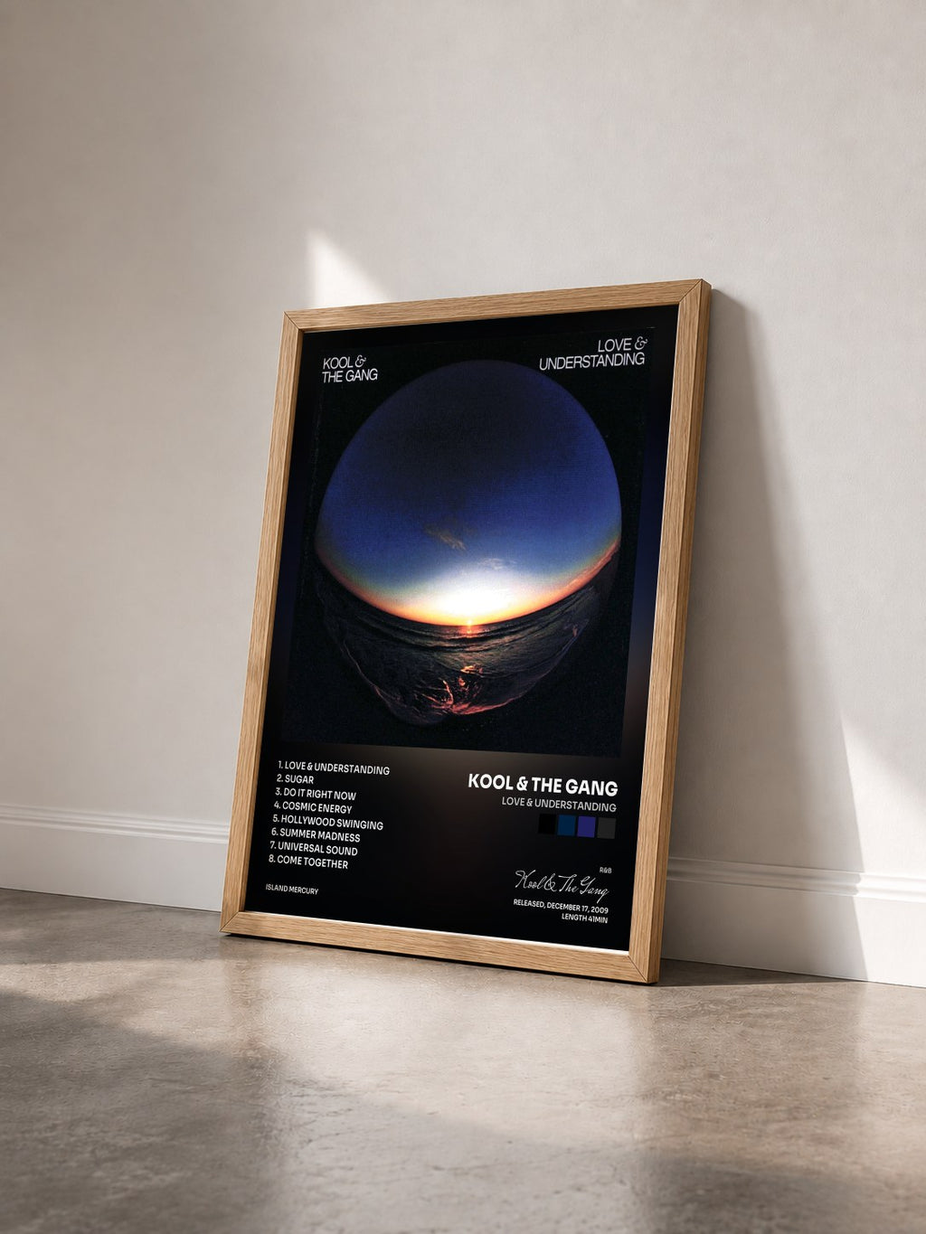 #bois Tableau de l'album Love & Understanding de Kool & The Gang vu de trois quarts, cadre en bois brut