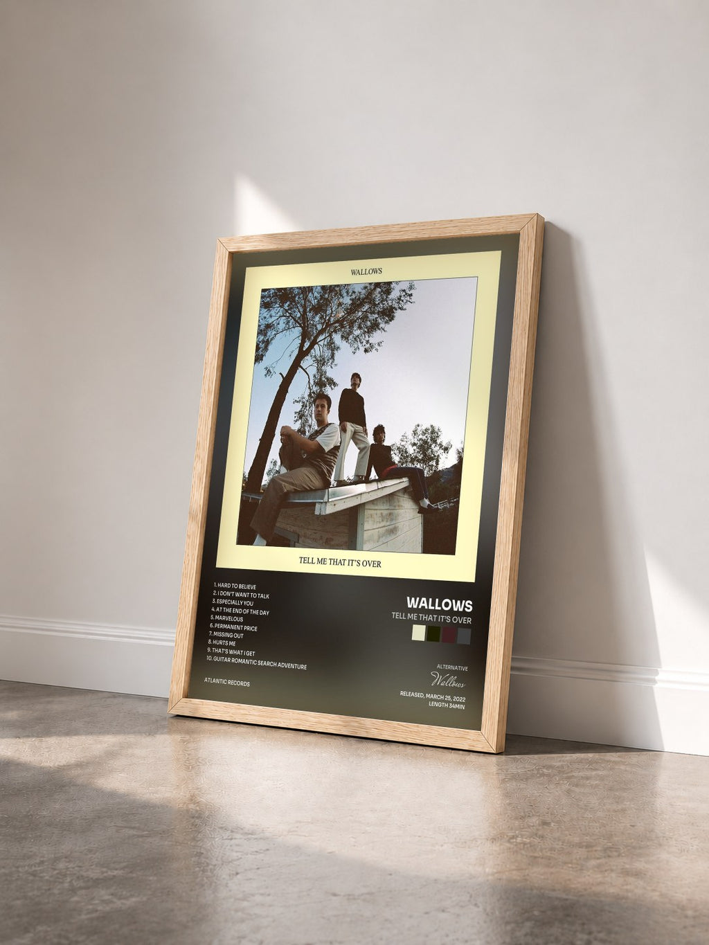 #bois Tableau de l'album Tell Me That It’s Over de Wallows vu de trois quarts, cadre en bois brut