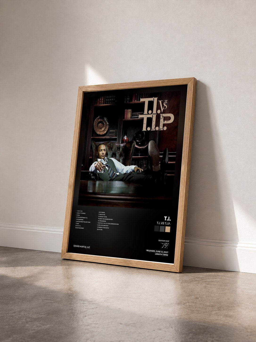 #bois Tableau de l'album T.I. VS T.I.P. de T.I. vu de trois quarts, cadre en bois brut