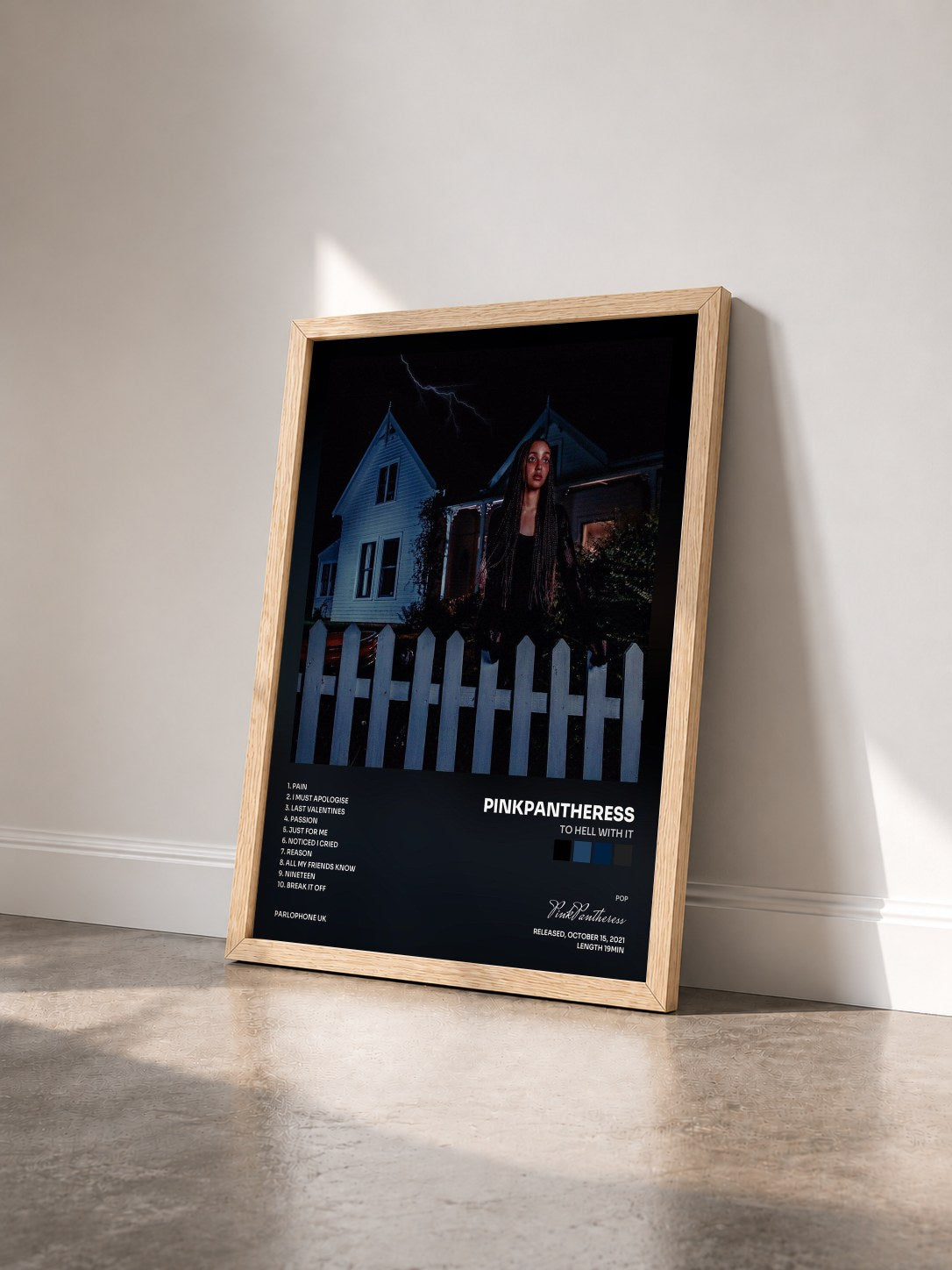#bois Tableau de l'album to hell with it de PinkPantheress vu de trois quarts, cadre en bois brut