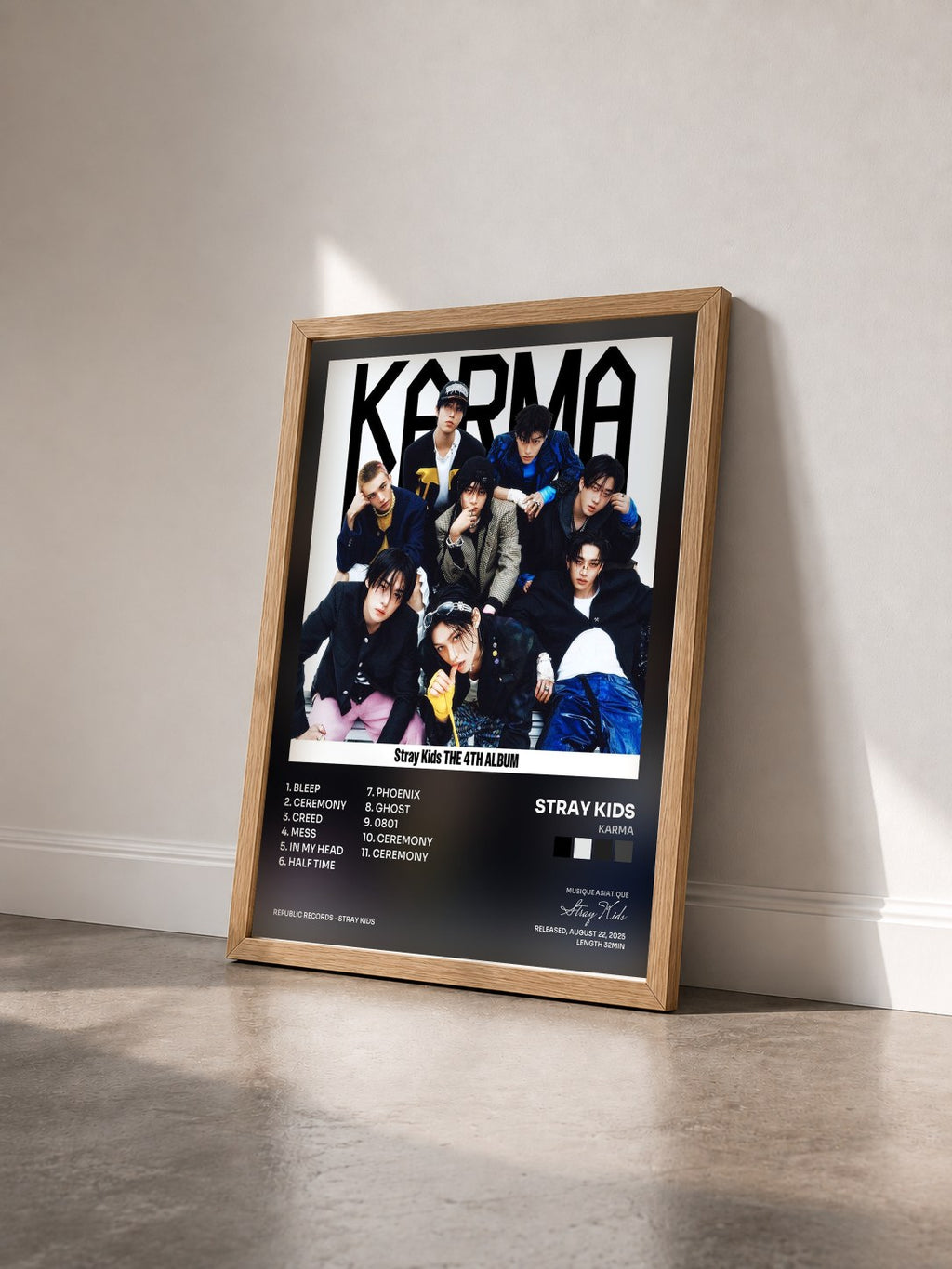 #bois Tableau de l'album KARMA de Stray Kids vu de trois quarts, cadre en bois brut