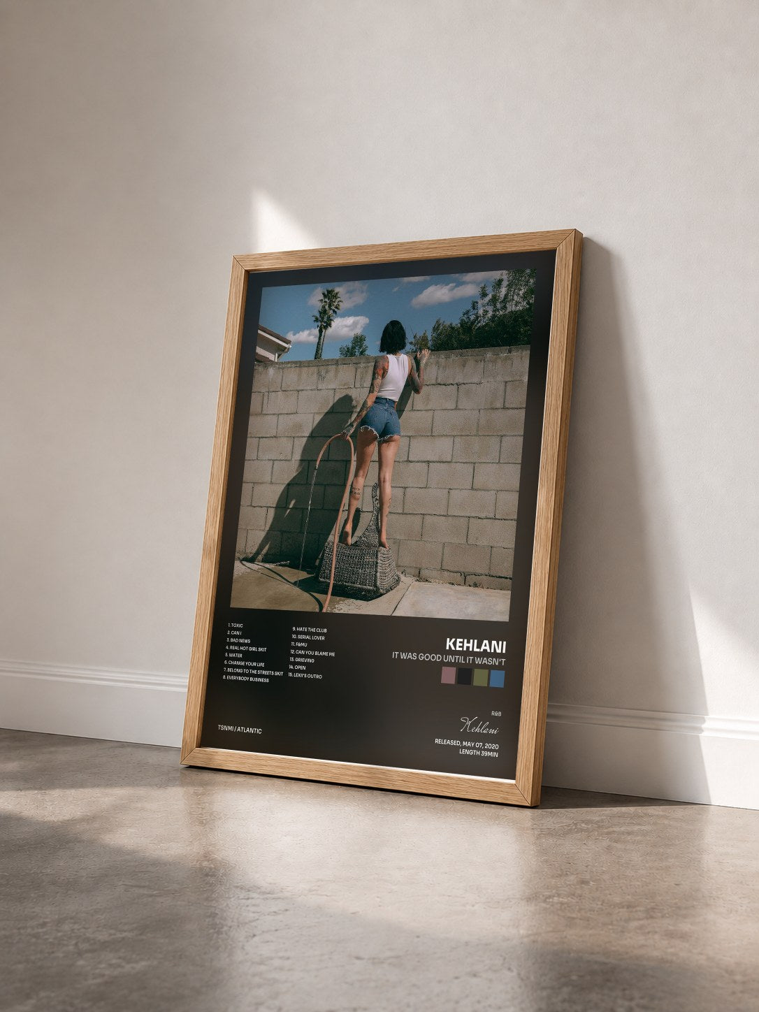 #bois Tableau de l'album It Was Good Until It Wasn't de Kehlani vu de trois quarts, cadre en bois brut