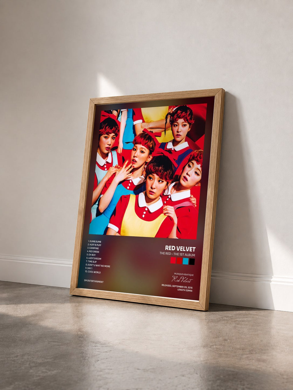 #bois Tableau de l'album The Red - The 1st Album de Red Velvet vu de trois quarts, cadre en bois brut
