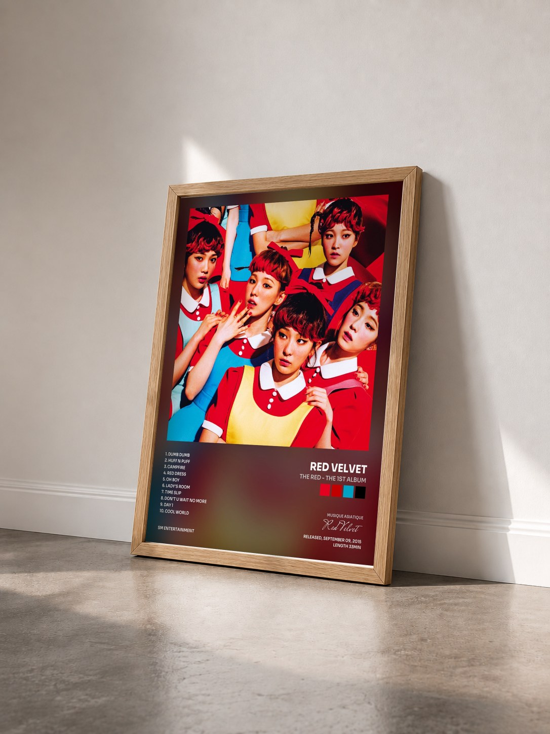 #bois Tableau de l'album The Red - The 1st Album de Red Velvet vu de trois quarts, cadre en bois brut