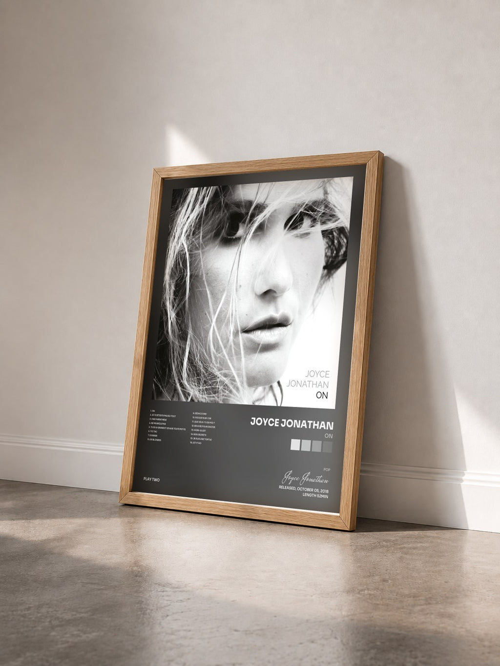 #bois Tableau de l'album On de Joyce Jonathan vu de trois quarts, cadre en bois brut