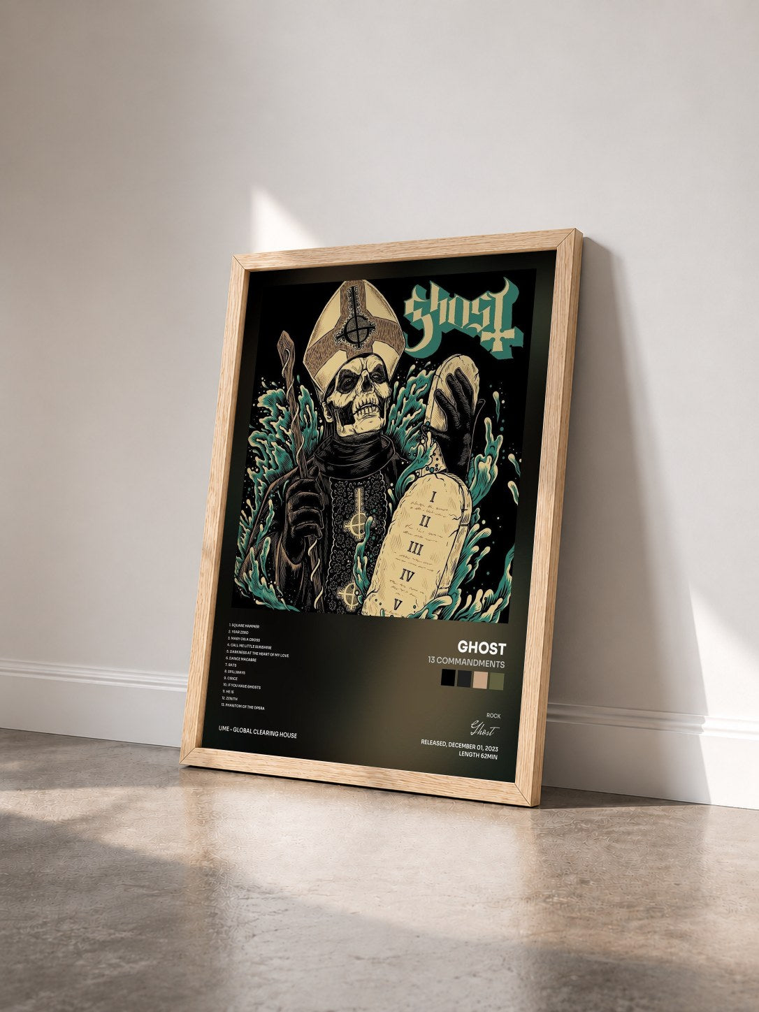 #bois Tableau de l'album 13 Commandments de Ghost vu de trois quarts, cadre en bois brut