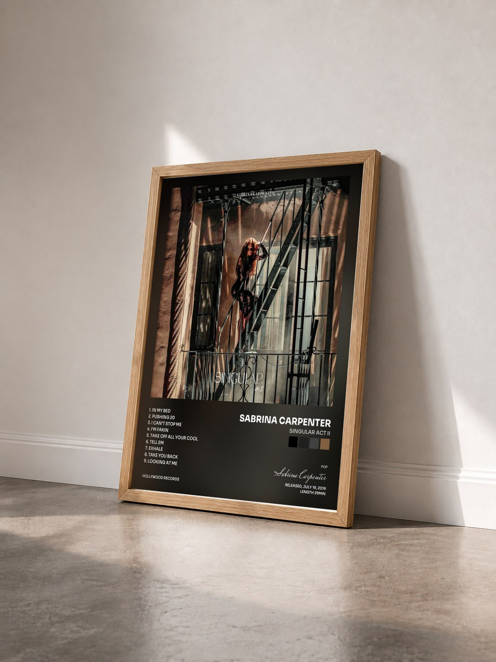 #bois Tableau de l'album Singular Act II de Sabrina Carpenter vu de trois quarts, cadre en bois brut