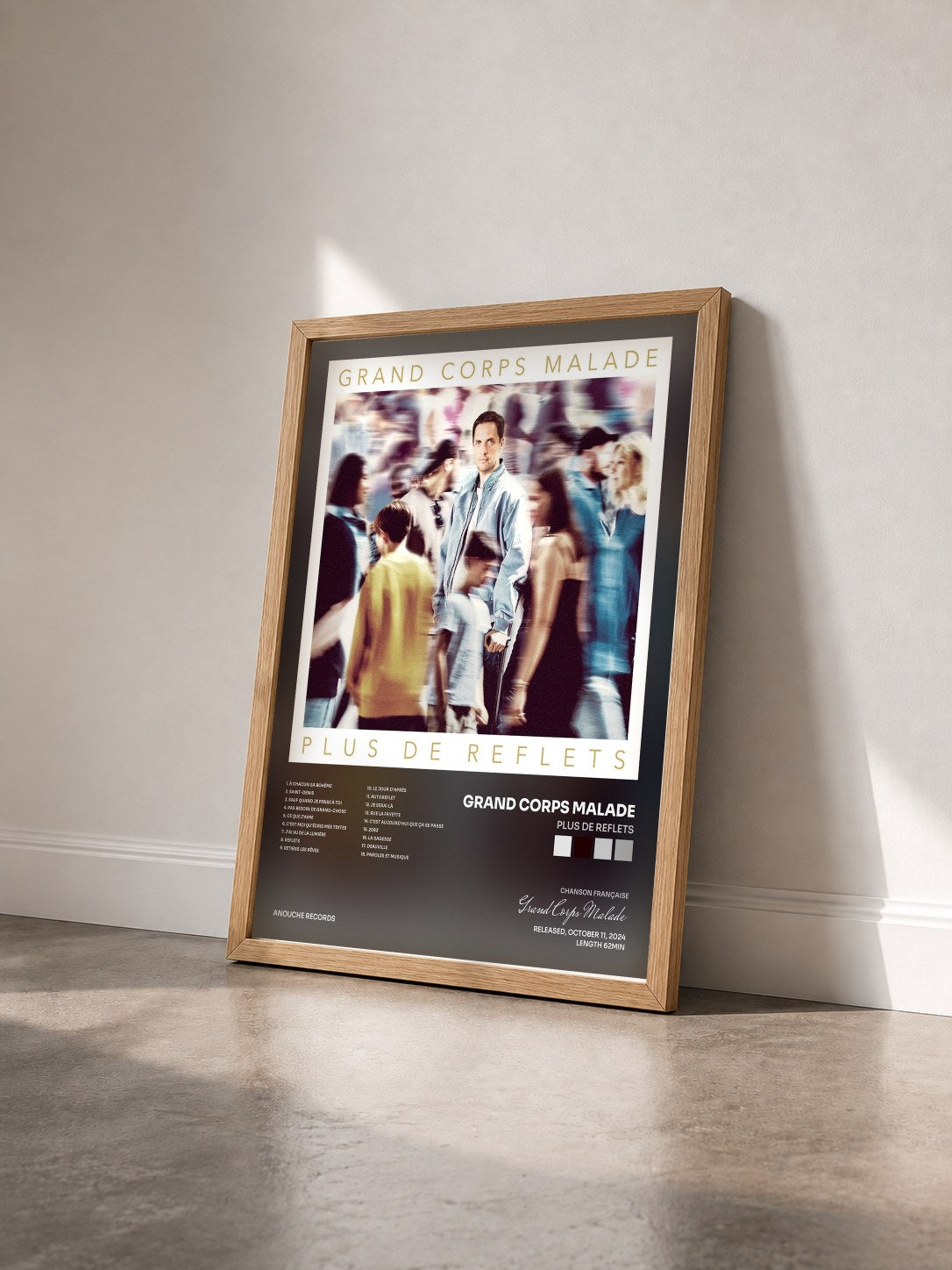 #bois Tableau de l'album PLUS DE REFLETS de Grand Corps Malade vu de trois quarts, cadre en bois brut