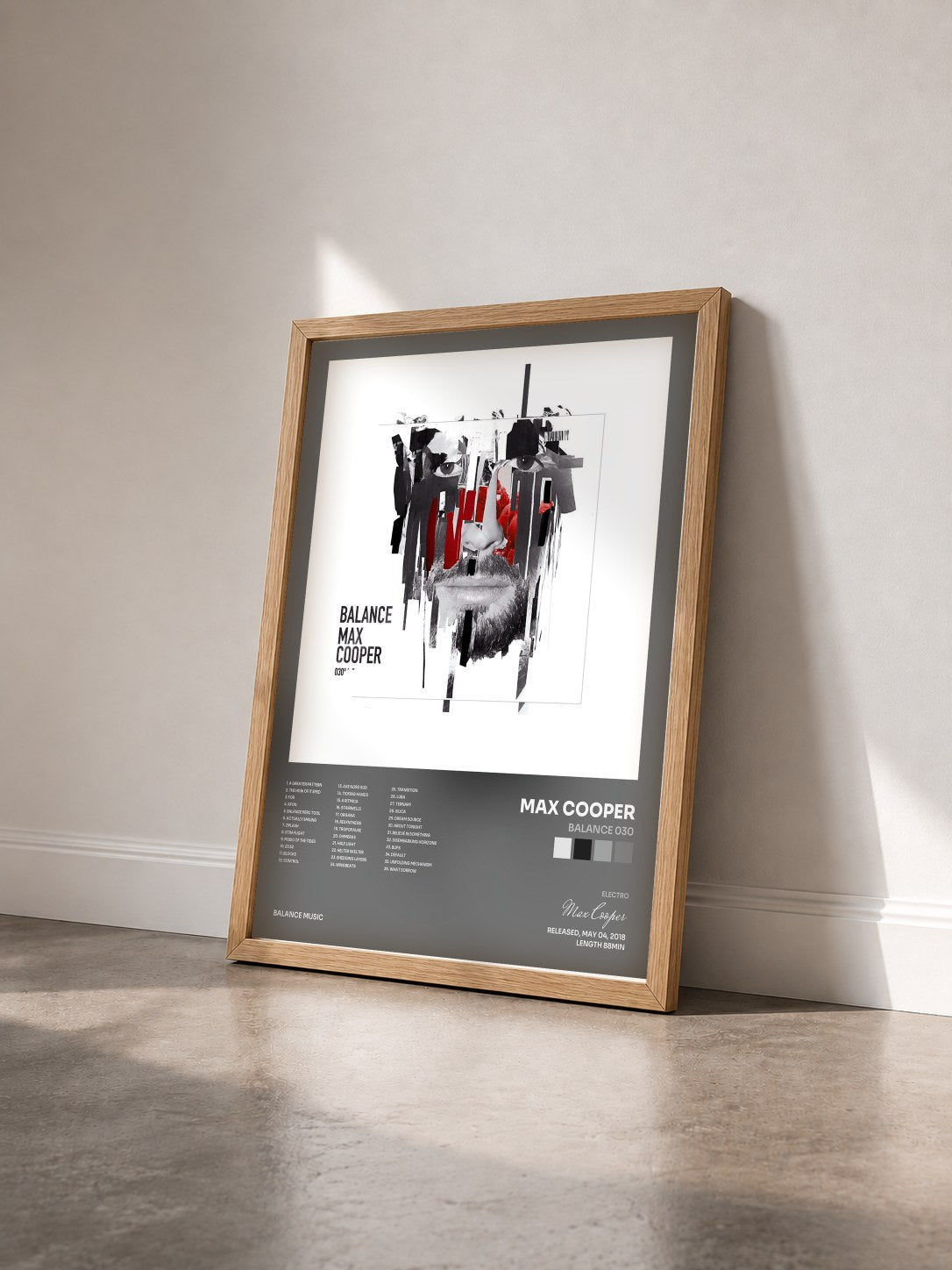 #bois Tableau de l'album Balance 030 de Max Cooper vu de trois quarts, cadre en bois brut